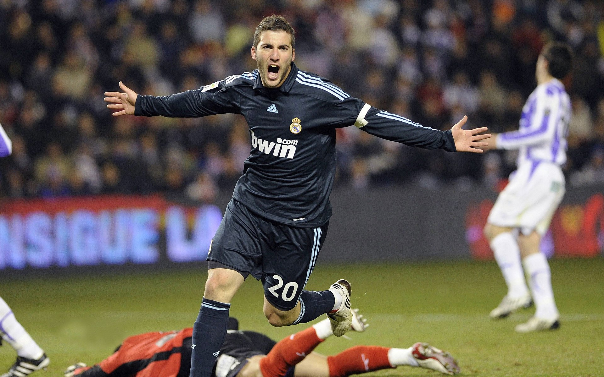 莎拉波娃重返赛场，领先优势明显首场状态出色，TL观众沸腾！引发球迷热议